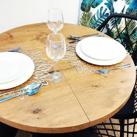 Apartment Through The Art Gallery *